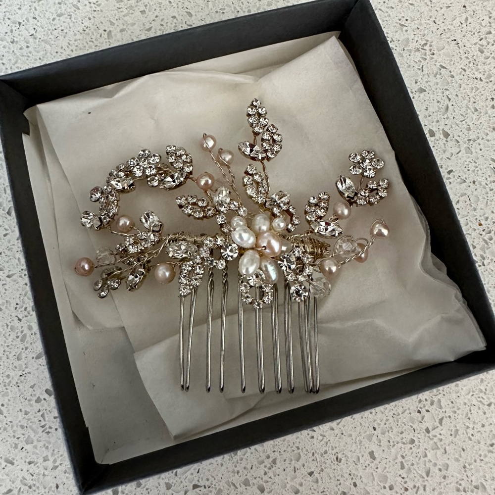 Bridal Haircomb. NWT. Freshwater pearl and rhinestone. Erica Koesler. 3.5” wide.